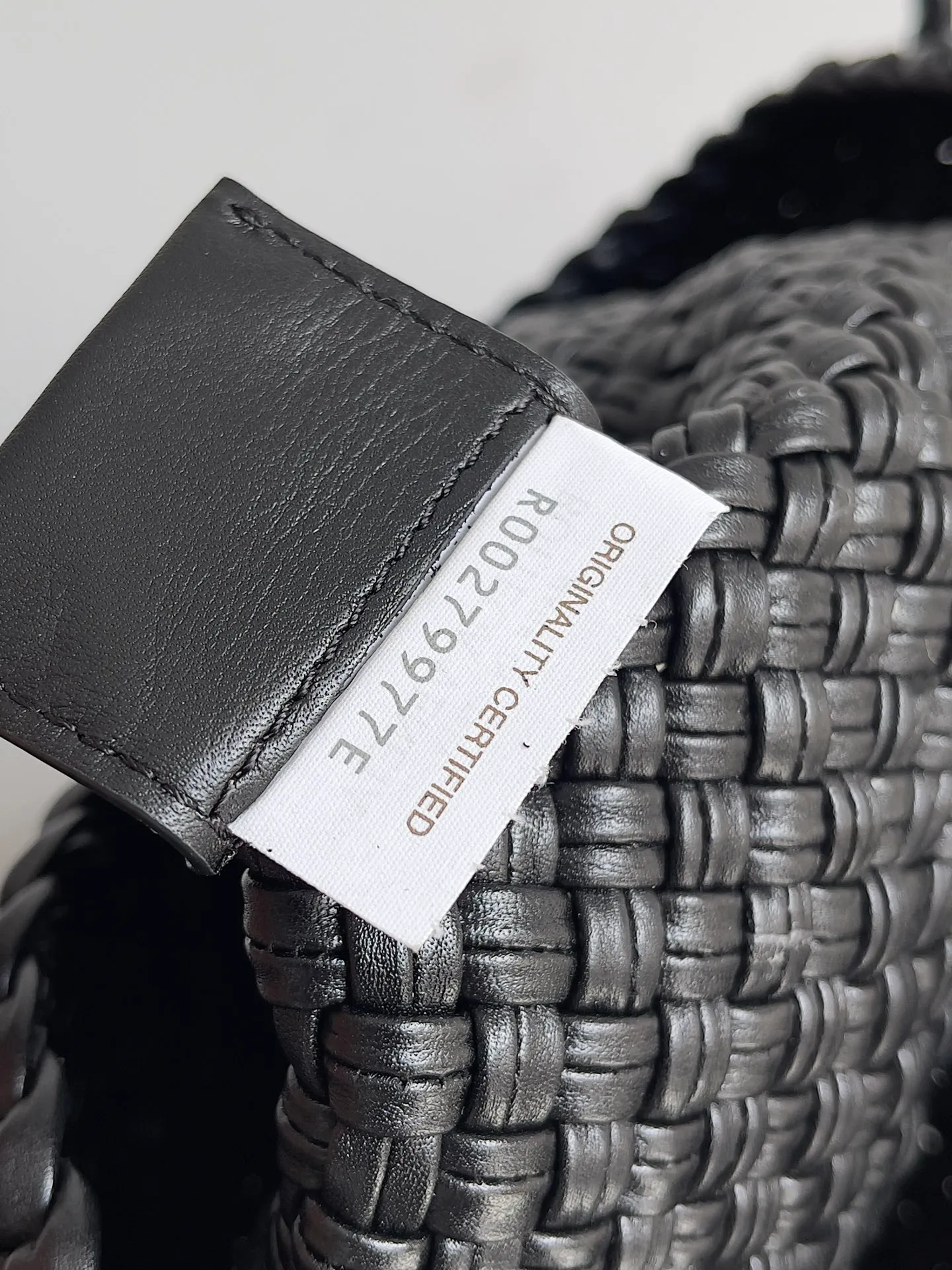 Batch 5760 BV collectible small woven handbags are really YYDS!! Bottega Veneta’s most classic small woven handbags are back! ! We use the highest quality leather with the highest craftsmanship❤️ to create the most expensive works. We have created the original Intrecciato leather weaving process❤️ This unique traditional exclusive leather weaving method has not only become our logo but also reflects the time-consuming and labor-intensive craftsmanship of our products❤️ The new TOSCA handbag must be a selection worth collecting🆕 Style number: 716974 Size: 27*9*18cm